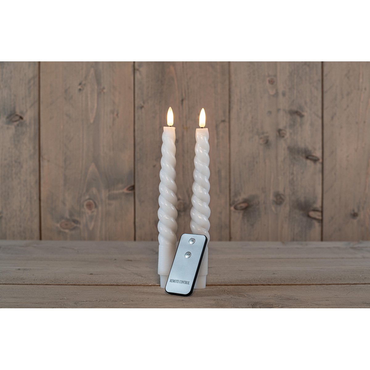 ΚΕΡΙ ΣΠΑΡΜΑΤΣΕΤΟ ΣΤΡΙΦΤΟ ΛΕΥΚΟ RUSTIC 2ΤΜΧ TAPER 23CM ΜΕ ΚΙΝΟΥΜΕΝΗ ΦΛΟΓΑ ΜΠΑΤΑΡΙΑΣ REMOTE CONTROL 2 X AAA - COLOURBOX image